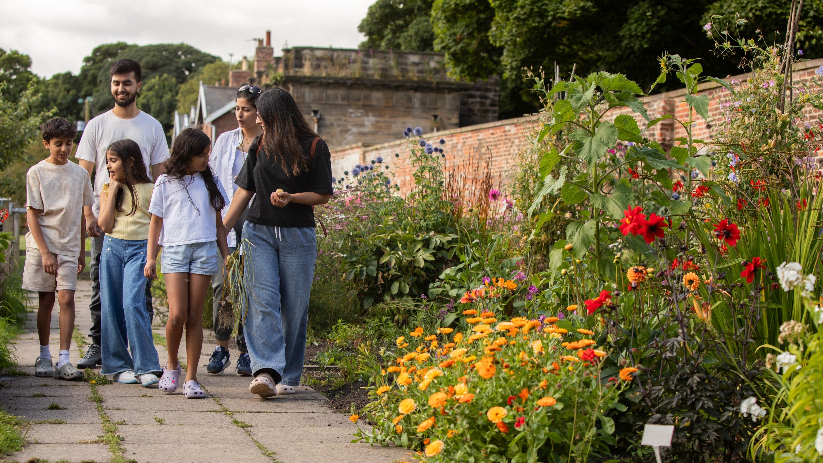 family-kitchen-garden-summer-seaton-delaval-hall-northumberland-nt250le9.jpg